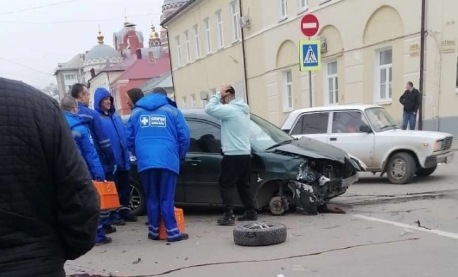 В Ельце столкнулись три автомобиля!