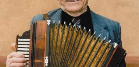 25 ноября в России отмечают День гармониста