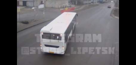 В Ельце в микрорайоне Александровском автобус врезался в гараж!