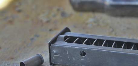 В Тербунах полицейский случайно застрелил знакомого в служебной машине! Из автомата! Ничего необычного для России