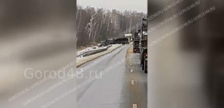 На трассе «Липецк — Елец» фура съехала в кювет и перевернулась