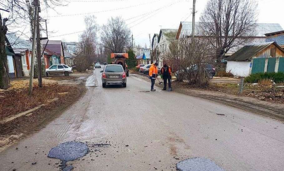 В Ельце начался аварийный ремонт дорог! Даже до весны не простояли!