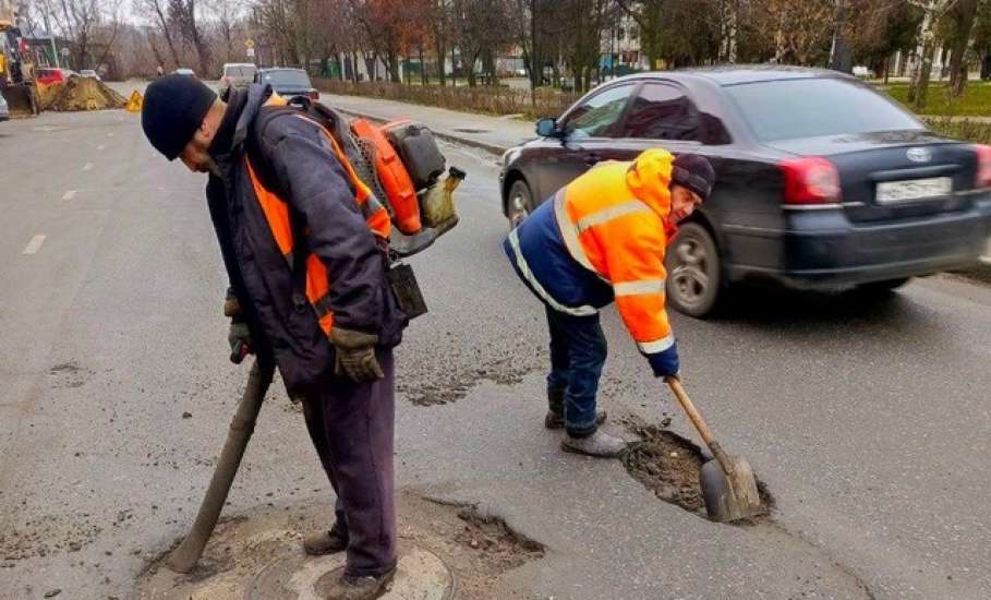 В Ельце начался аварийный ремонт дорог! Даже до весны не простояли!