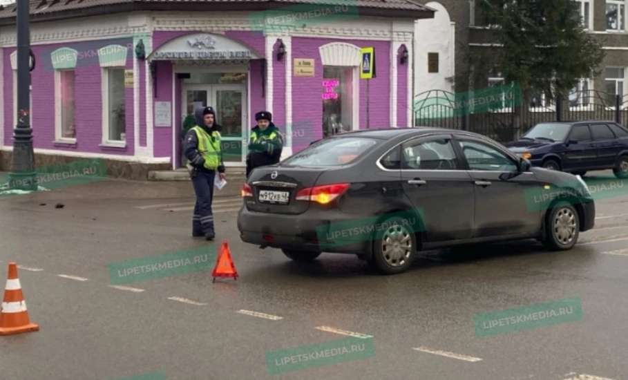 В столб задним бампером врезалось авто в Ельце!