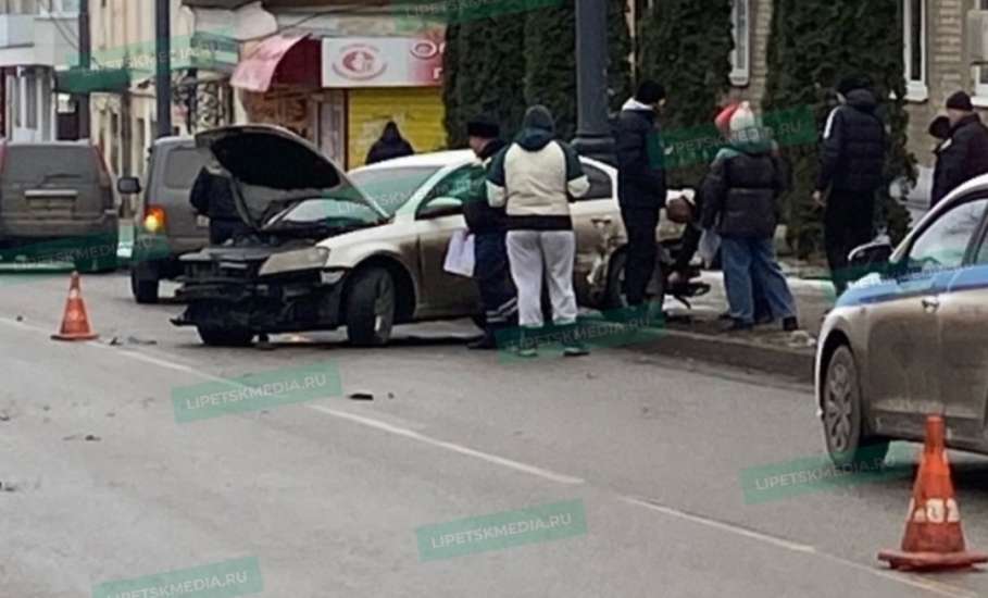 В столб задним бампером врезалось авто в Ельце!