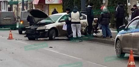 В столб задним бампером врезалось авто в Ельце!