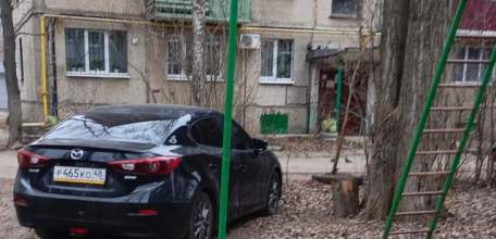 Автохамов никто не наказывает в микрорайоне Новые дома за стоянку автомобилей на разбитых детских площадках! Позор и деградация в Ельце!