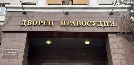 Упавшая на ступеньках аптеки ельчанка отсудила 700 000 рублей