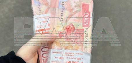 Москвич нашёл миллион рублей, который валялся в надземном переходе — деньги потерял 88-летний дедушка. Парень вернул наличные и получил приятный кешбек