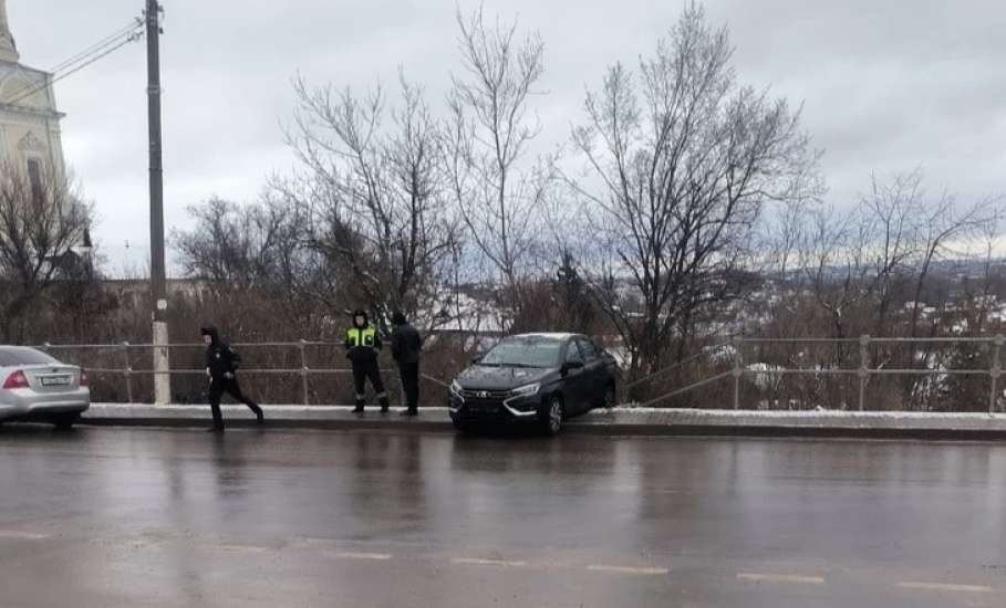 В центре Ельца легковушка снесла металлическое ограждение!