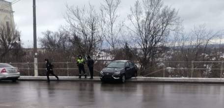 В центре Ельца легковушка снесла металлическое ограждение!