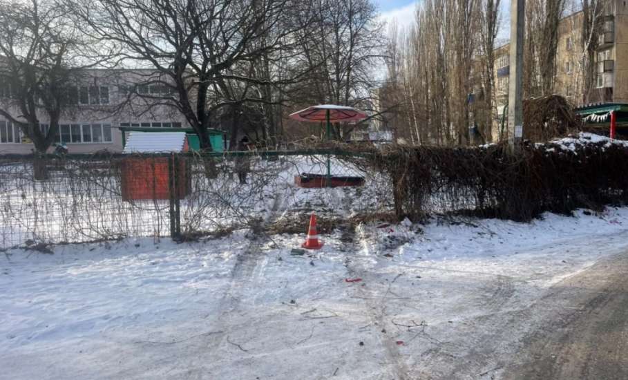 Госавтоинспекторы нашли водителя, протаранившего забор детсада в Ельце!