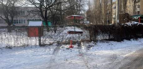 Госавтоинспекторы нашли водителя, протаранившего забор детсада в Ельце!