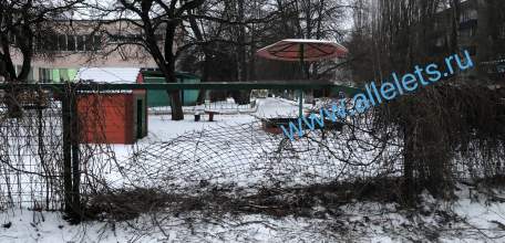 Когда виновник ДТП в Ельце восстановит разбитый забор детского сада?!