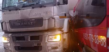 В Ленинградской области в грузовик ельчанина врезался автобус: двое погибших, 13 пострадавших