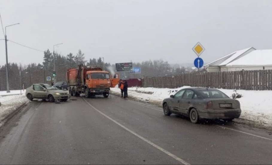 В Задонске смертельная авария: легковушка врезалась в мусоровоз