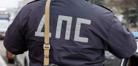 47-летняя женщина-водитель получила самопальный номер на машину в семейно-родовой общине