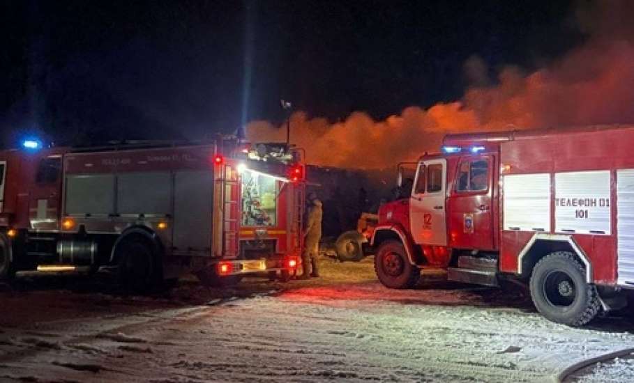 7 тракторов, 2 прицепа, Гранта, грузовик и два склада сгорели в Елецком районе в селе Казаки!