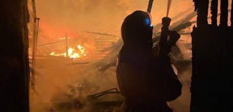 7 тракторов, 2 прицепа, Гранта, грузовик и два склада сгорели в Елецком районе в селе Казаки!