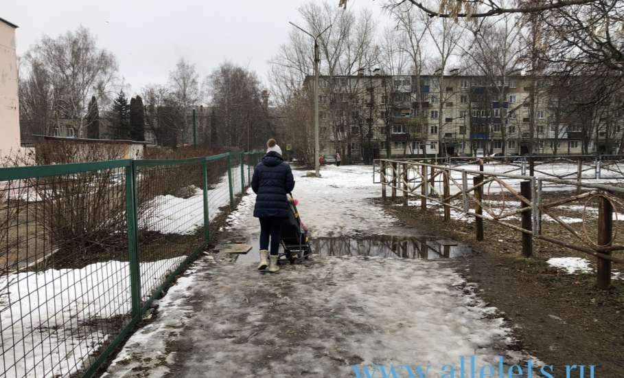 В микрорайоне Новые дома местные власти не могут более 10 лет сделать 100 метровый пешеходный тротуар у школы №5 и детского сада!