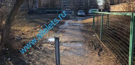 В микрорайоне Новые дома местные власти не могут более 10 лет сделать 100 метровый пешеходный тротуар у школы №5 и детского сада!