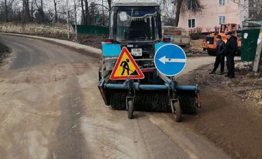 Уборка полным ходом: Елец очищают от пыли и грязи