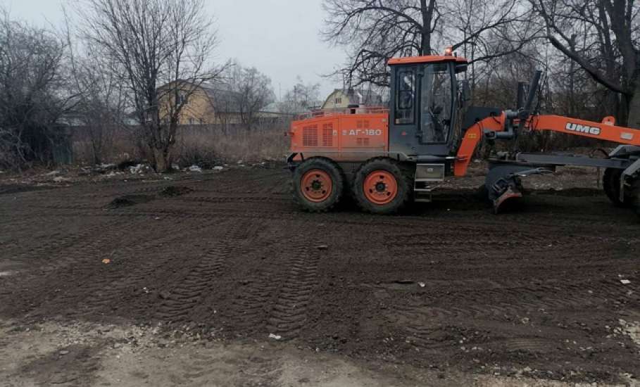 В рамках подготовки города к летнему сезону продолжаются работы по благоустройству контейнерных площадок и подъездов к ним