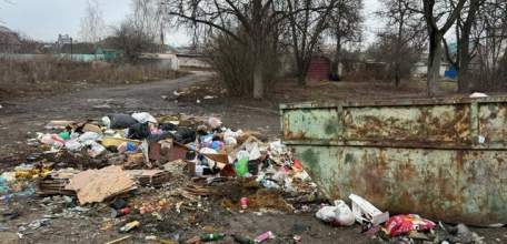 В рамках подготовки города к летнему сезону продолжаются работы по благоустройству контейнерных площадок и подъездов к ним