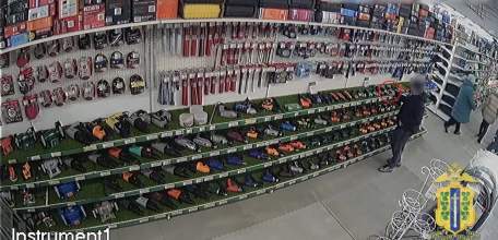 Дрель-шуруповерт стоимостью 12 047 рублей вынесли из магазина в Ельце