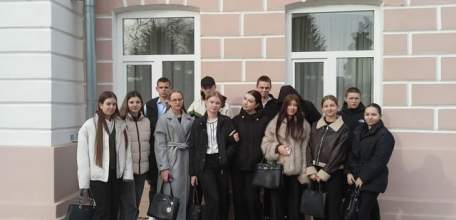 Сегодня в рамках проекта "Пушкинская карта" школьники города посетили спектакль Александра Сергеевича Грибоедова "Горе от ума" в "Бенефисе"