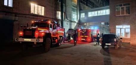 В Ельце горела кровля цеха: эвакуированы 156 человек
