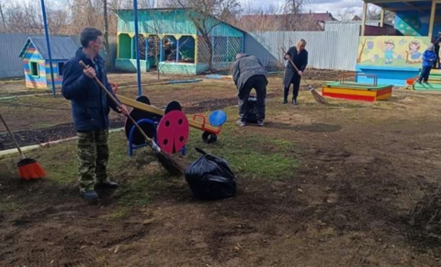 Коллективы образовательных организаций вносят свой вклад в уборку Ельца