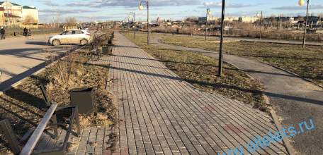 Новости Ельца: Ужасный «сквер» в микрорайоне Александровском под названием «Разбитые лавки-грязные светильники» безлюден!