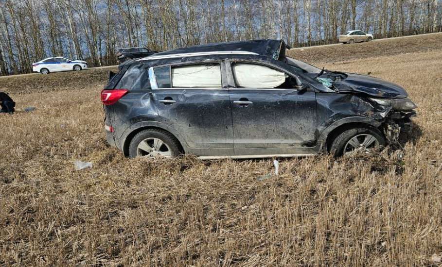 Автоинспекторы устанавливают обстоятельства дорожно-транспортного происшествия, в котором пострадали водитель и пассажир иномарки