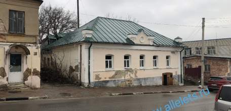 Почему в самом центре Ельца давно стоят дома с выбитыми окнами?