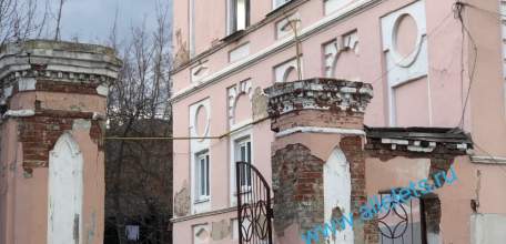 В осыпающемся доме возле обветшавшего здания администрации Ельца может рухнуть балкон!