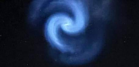 Странную яркую спираль увидели в небе жители сразу нескольких российских городов!