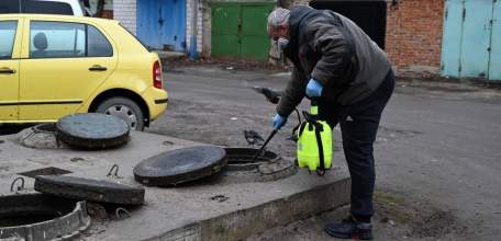 Сегодня была произведена дезинсекция тепловой камеры во дворе на улице Пушкина в районе дома №14, где не так давно жители пожаловались на появление тараканов