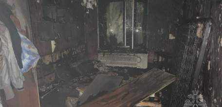 Без сознания вынесли пожарные двоих людей из пылающей квартиры в Ельце!