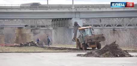 В Ельце 2 человека и трактор начали строить набережную на реке Сосне!