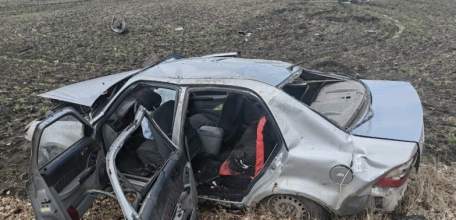 В Добринке опрокинулся автомобиль: пятеро пострадавших, в том числе – годовалая девочка