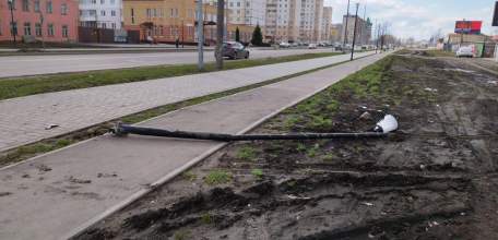 Вчера на улице Коммунаров в районе пересечения с улицей Спутников один несознательный гражданин-автолюбитель сбил парковый фонарь!