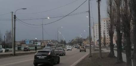 Уличное освещение сегодня восстановили в Ельце по улице Коммунаров. А фонарный столб нет!