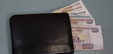 50-летний мужчина нашёл на асфальте кошелек с 64 000 рублей: ему вынесли приговор за грабёж