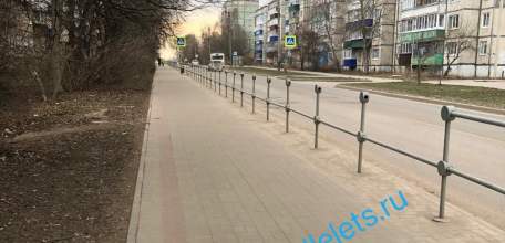 В Ельце начали восстанавливать украденные элементы забора у дорог