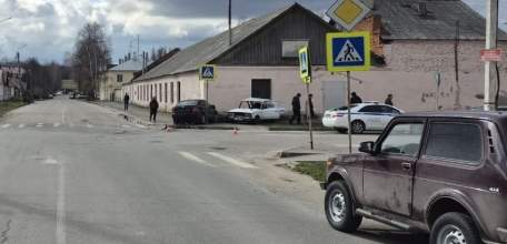 Два автомобиля после столкновения выехали на тротуар