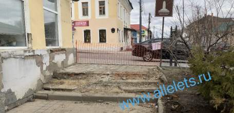 Травмоопасные «порожки» в Ельце по улице Мира не могли сделать за 5 лет при мэре Боровских!