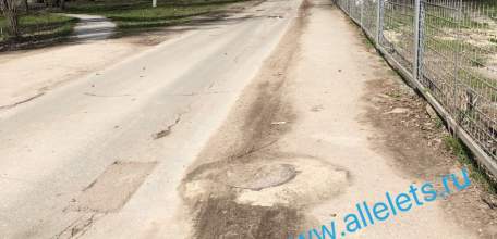 Город Елец в ужасном состоянии! Кругом пыль, грязь и ямы во дворах!