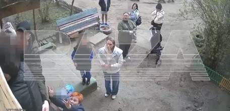 В Воронеже трёхлетняя девочка, которую мать оставила без еды и воды на несколько дней, смогла сделать из тряпок лестницу, встала на подоконник и докричалась о помощи!