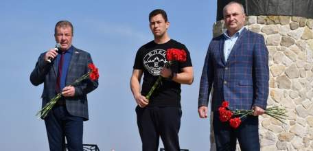 Председатель Липецкого областного Совета депутатов Владимир Сериков принял участие в закладке памятной аллеи